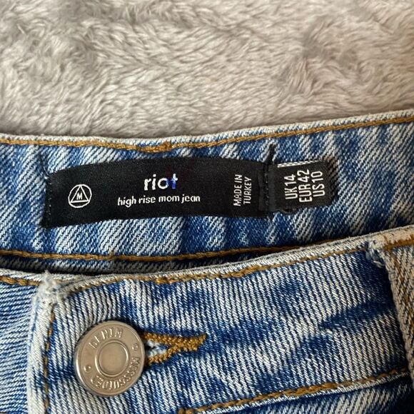 Misguided Riot Hight Rise Ripped Distressed Busted Knee Light Wash Mom Jeans - Picture 3 of 9